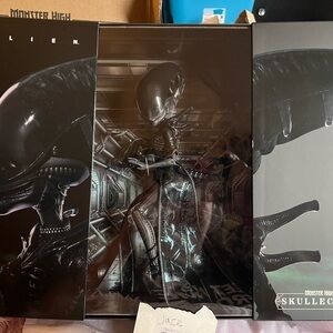 ALIEN Collectible Boxed Figure - Black